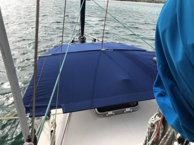 Le nouveau taud avant au dessus du panneau