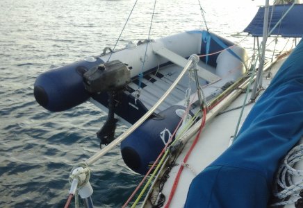 Annexe gonflable suspendue le long du bord