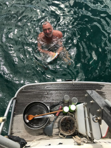 La vaisselle dans l'eau