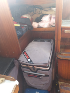 Le Frigo Engel 35 l fermé avec sa housse dans le cabinet de toilette