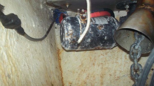 Le moteur du guindeau vu de dessous