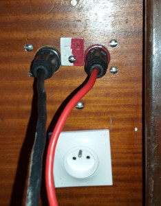 La prise du narguilé et la prise 220V de l'onduleur