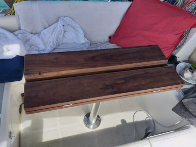 Table de cockpit repliée