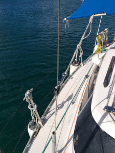 Fixation avant du taud par crochet pelican sur poulie